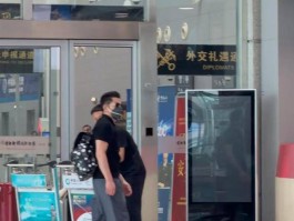 郭富城夫妇现身机场没一起回港郭富城看着方媛背影满是不舍